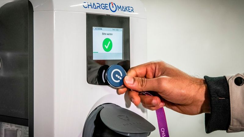 Der Aufbau eigener Ladeinfrastruktur bringt für die Verantwortlichen in den Unternehmen  nicht nur den initialen planerischen und baulichen Aufwand mit sich, sondern erfordert danach auch die Umsetzung neuer Prozesse, die rund um das Laden von Dienstfahrzeugen entstehen.(Bild:  Ulrich Schepp)