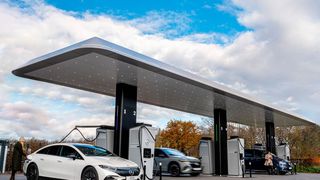 Mercedes-Benz hat in Mannheim Ende November den ersten eigenen Ladepark in Deutschland eröffnet. In China kooperieren die Stuttgarter bei diesem Thema, vor allem aus Kostengründen, mit dem Konkurrenten BMW. (Bild: Mercedes-Benz)