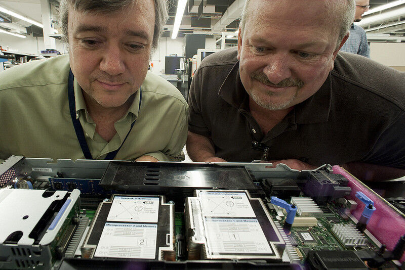 Die IBM-Ingenieure John Harper (links) und Peter Reynolds betrachten das Innenleben eines neuen IBM PureSystems in einem IBM-Labor in Research Triangle Park, North Carolina, USA. (Foto: IBM)