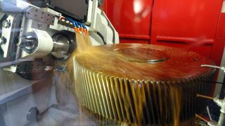 Tonnenschwer und ein Tausendstel Millimeter genau geschliffen: Stelter-Großzahnräder in Automotive-Qualität.  (Bild: Innomedia)