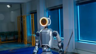 So sieht die neueste Version des Robotersystems Atlas von Boston Robotics aus. Wer die alten Systeme kennt, dem fällt gleich auf, dass er weniger plump wirkt und einen Kopf mit Ringlicht trägt. Vor allem aber bewegt er sich nicht mehr hydraulisch sondern elektrisch ... (Bild: Boston Dynamics)