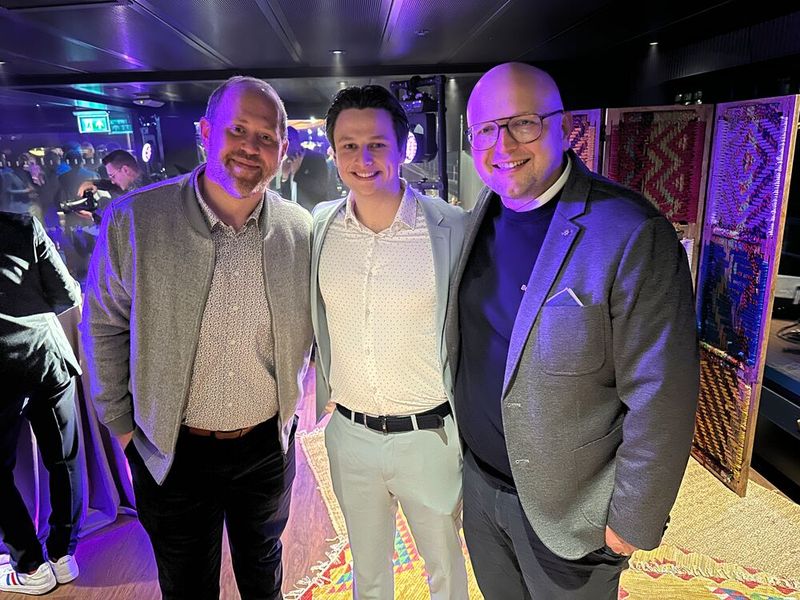 (v. l.) Dennis Klune und Fabian Thielen (Samsung) mit Hermann-Wilhelm Wantia (Office Partner) (Bild: Vogel IT-Medien)