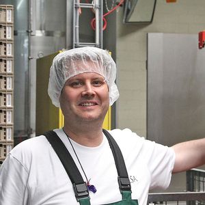 «Wir konnten nicht einfach einige alte Fahrzeuge aus der Anlage nehmen und zum Umbau nach Deutschland senden. Dann nämlich hätte das FTS als Herzstück der Intralogistik die erforderliche Leistung nicht mehr erbracht. Es wäre zu temporärem Stillstand der Produktion und damit zu Verzögerungen bei der Auslieferung gekommen», erklärt Pierre-Alain Bigler, Leiter der Automationsprojekte im Bereich Logistik in Estavayer-le-Lac.