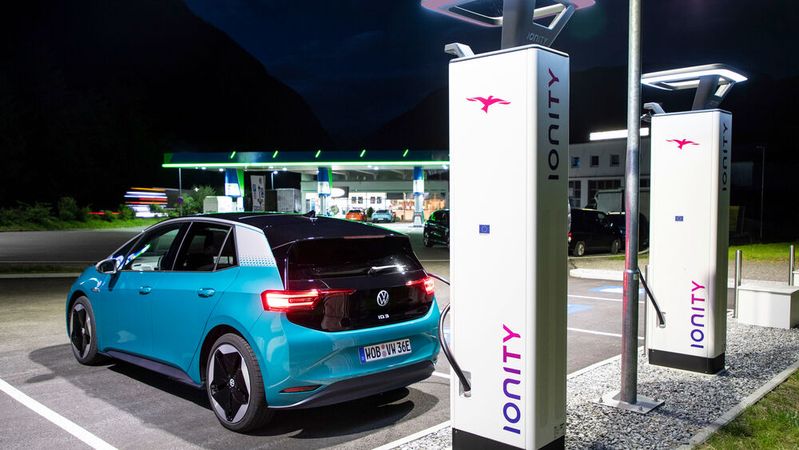 VW ID 3 an einer Ladesäule von Ionity. 
