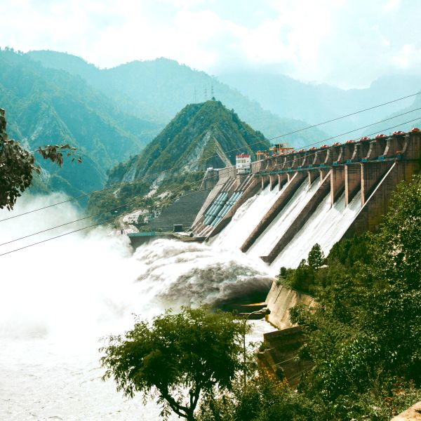 3,7% Strom aus Wasserkraft Wasserkraft stellt den geringsten Anteil der erneuerbaren Energien am Strommix in Deutschland. In den vergangenen zwei Jahrzehnten wurden jedes Jahr etwa 18 bis 23 Terawattstunden (TWh) Strom aus Wasserkraft erzeugt. Im Jahr 2020 waren es 18,3 TWh, im Vorjahr 20,6.  Zurück zum Begleitartikel: Wie grün ist Strom aus Deutschland?  Lesetipp: Wie lange reicht das CO2-Budget der Erde noch? (Unsplash/Abhinav Raina)