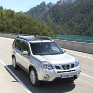 Facelift mit optischen Retuschen und sparsameren Dieselmotoren: Die überarbeitete Version des Nissan X-Trail kommt im September zu Preisen ab 30.220 Euro in den Handel.