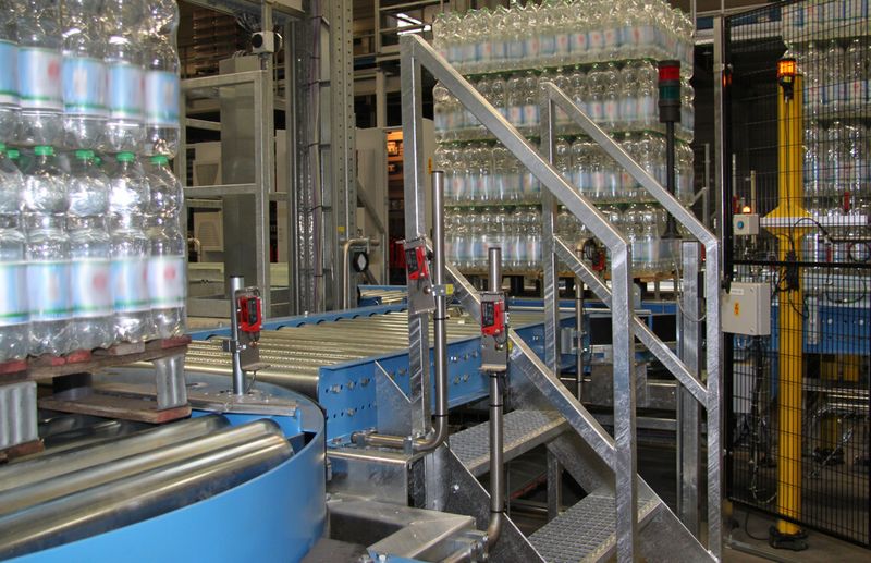 Komplettsysteme beinhalten alle Komponenten – auch Anzeige- und Bedienheiten mit Reset-Tastern (am Zaun). (Leuze Electronic)