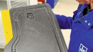 Die erfolgreiche Forschung im Rahmen des nun abgeschlossenen Projekts VliesRTM biete außer der Möglichkeit der Verwertung von Produktions-, Verschnitt- und End-of-Life-Abfällen aus der Compositefertigung mit Carbonfasern auch die Chance für günstigere Ausgangsprodukte. Hier ein Blick auf einen damit gefertigten CFK-Demonstrator für die Kfz-Industrie. (STFI)