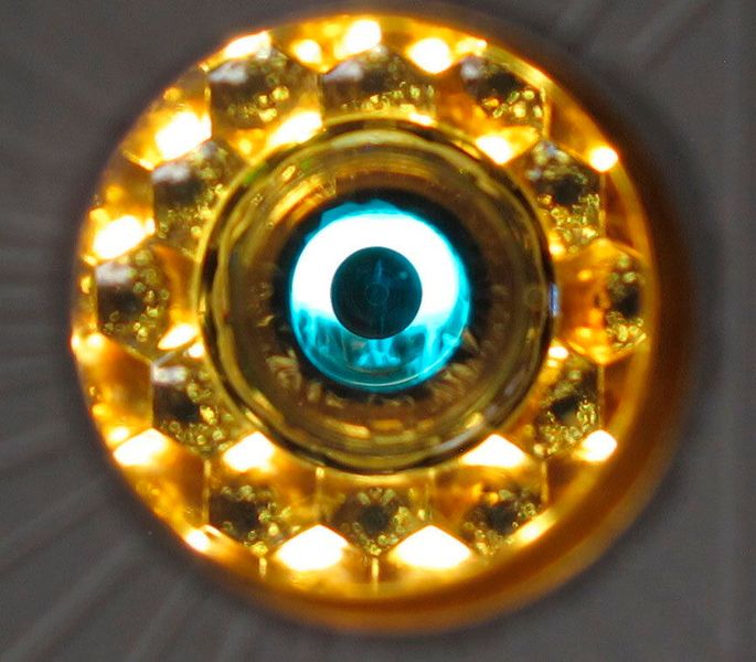 Eine kupferdotierte Berylliumkapsel in einem Hohlraumtarget, das in einem konvergenten Ablatorexperiment für das Trägheitsfusionsprogramm des Los Alamos National Laboratory verwendet wird. Ziel des Schusses war die Messung der Laser-Plasma-Wechselwirkungen, der Implosionsgeschwindigkeit der Kapsel und der Antriebssymmetrie in einem größeren Goldhohlraum mit niedrigerem Füllgasdruck als bei früheren Schüssen. Ein Kupfer-Backlighter wurde verwendet, um die Kapsel während ihrer Implosion zu durchleuchten. (Bild: Lawrence Livermore National Laboratory)