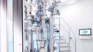 Einwaage, Dosierung, das Behälterhandling und die Reinigung geschehen in der CMT-Anlage vollautomatisch. (Pfizer)