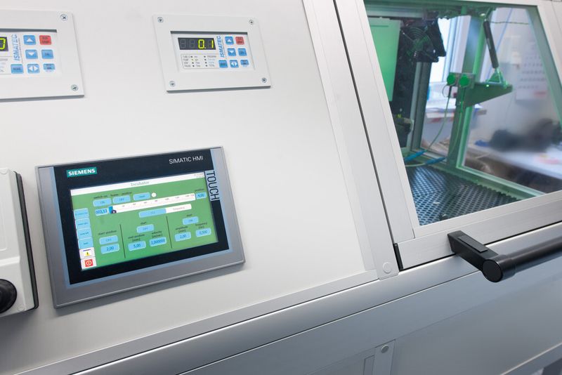 ...und die Prozesse im Inkubator einfach steuern können. (Bild: Siemens)