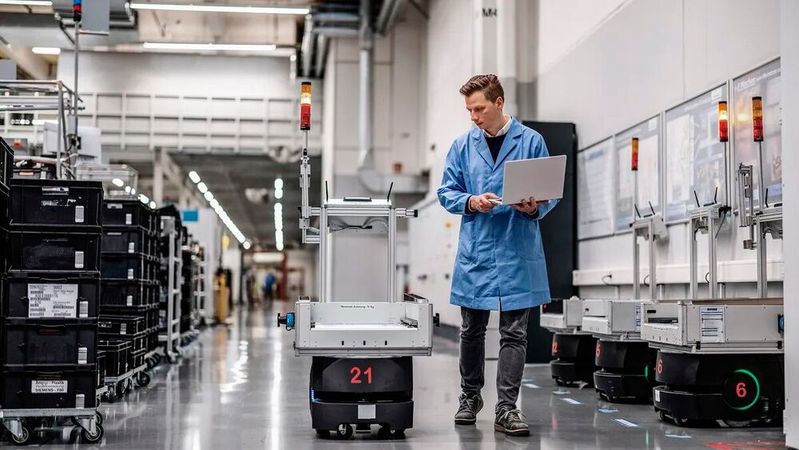 Siemens and NVIDIA are testing AI applications at Siemens’ Erlangen electronics factory, using digital twins to support production planning and prepare inspection systems before physical prototypes are available.(Bild:  Siemens)