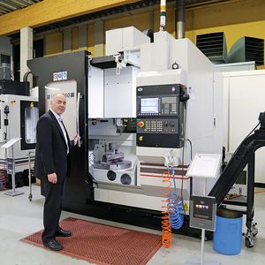 Argonag-Verkaufsleiter Werner Schmidiger präsentiert das 5-Achs-Bearbeitungszentrum VMC 350 von Rias.