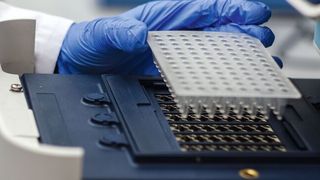 Abb.1: In Thermocyclern findet z.B. die PCR zum Nachweis von Coronaviren statt. (©HappyLenses - stock.adobe.com)