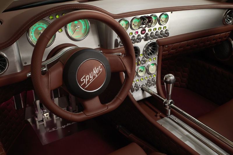 Knöpfchen und Schalter wie in einem Flugzeugcockpit zeichneten schon die geschlossene Variante des Preliator aus. (Spyker)