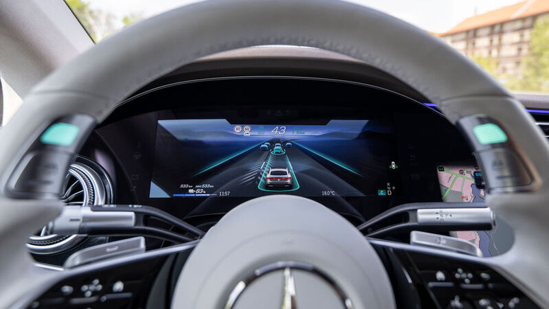 Seit Januar 2023 dürfen autonome Fahrzeuge in Deutschland bis zu 130 km/h auf Autobahnen fahren. Bisher bietet Mercedes-Benz als einziger Hersteller die entsprechende Funktion in seinen Serienmodellen an.