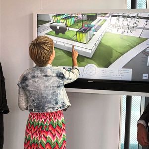 In den Cubes und der Windgondel befinden sich berührbare Bildschirme mit Erklärvideos oder auch Spielen für fachfremdes Publikum und Kinder. Es gibt jedoch auch tiefergehende Infos. (Bild:  VCG/A. Unger-Leinhos)