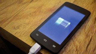 Neuartige Natrim-Ionen-Akkus könnten in Zukunft Lithium-Ionen-Akkus ersetzen, z.B. in Smartphones (Symbolbild). (gemeinfrei, VeComoHacerlo)