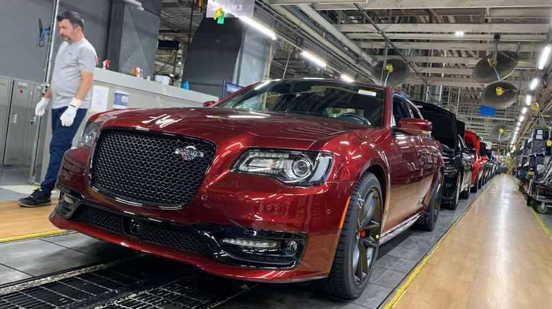 In den USA lief nun der letzte Chrysler 300 vom Band.(Bild:  Chrysler)