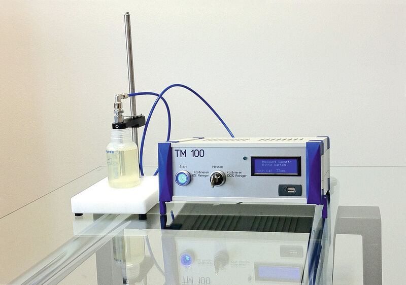 Bild 1: Mit dem Messgerät lässt sich der Tensidgehalt in Reinigungsbädern direkt bestimmen, Laborproben werden überflüssig. (Bild: RTG Cleantech)