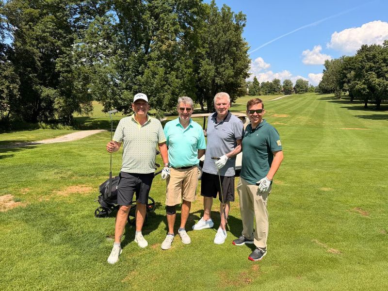 Hauptsache der Ball ist rund, diese Jungs sind leidenschaftliche Golfer und Fußball lieben sie auch (v. l.) Ralf Risch (Microsoft), Marko Ogorevc (Westfalen IT), Stefan Effenberg (Fußballer) und Benjamin Krebs (Verkada) (Bild: Vogel IT-Medien)