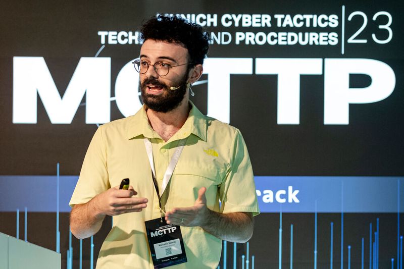 What a talk! Marcello Salvati zeigte auf, wie leicht er u.a. als Bürgermeister von Boston E-Mails verschicken konnte – und das ganz bequem vom Handy aus! (Bild: Vogel IT-Akademie)