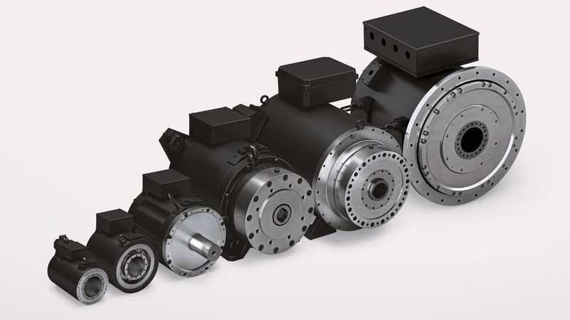 Mit einem Drehmomentspektrum von 325 Nm bis 60.000 Nm kommen die Torquemotoren der Baureihe DST2 von Baumüller in vielen Anwendungen zum Einsatz, u.a. in Extrudern, Spritzgussmaschinen, Pressen und Schiffen als Direktantriebe. Die Torquemotoren sind mit Vollwelle, mit Hohlwelle oder mit Drucklager verfügbar und sollen so eine große Flexibilität bei der Integration in die Maschine bieten.Für eine optimale Integration in die Maschine bietet Baumüller seine DST2-Motoren mit verschiedenen Montageoptionen an. (Baumüller)