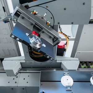 Der im letzten Bild bereits erwähnte, schienengebundene Translift von Emag übernimmt aber nicht nur den Teiletransport zu den Drehmaschinen. Er kann auch das Werkstück wenden. Außerdem ist er mit einer Z-Achse ausgerüstet, die eine Hubbewegung bis 650 Millimeter erlaubt.(Bild:  Emag)