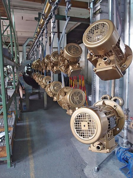 2012: Start der Serienproduktion von Supreme-Elektromotoren. Diese Motoren übertreffen nicht nur die IE4-Norm, sondern arbeiten auch im Teillastbereich besonders energieeffizient. (KSB)