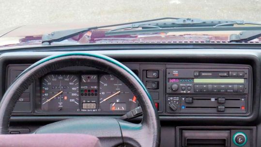 Ab Modelljahr 1981 (August/September 1980) verfügt der VW Golf über ein neues Design der Tachoeinheit mit eckigem Layout. Bis dahin besaß der Wolfsburger klassische Rundinstrumente mit spitzen, kegelförmigen Klarglasabdeckungen, was diesen in Fachkreisen den Spitznamen „Tittentacho“ einbrachte. (Bild:  Ascari)