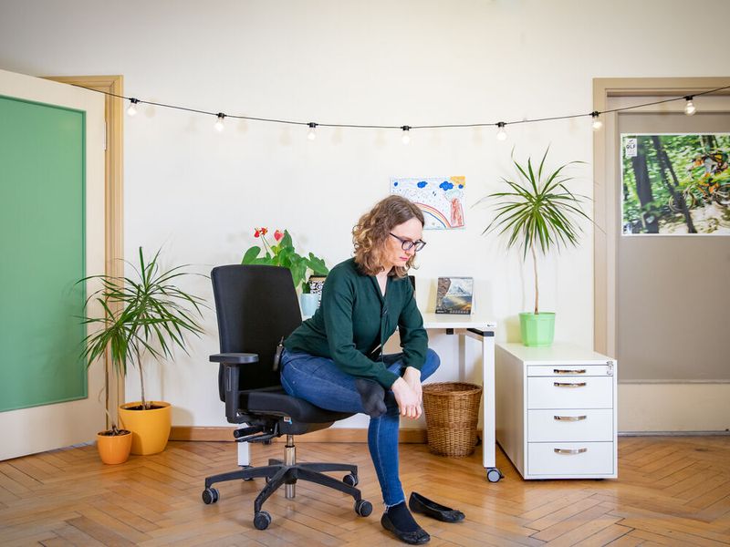 9. Gesäßdehnung – Bleiben Sie aufrecht sitzen und legen Sie nun Ihren linken Fuß auf ihren rechten Oberschenkel. Das linke Knie fällt dabei locker nach außen. Vielleicht verspüren Sie jetzt schon eine Dehnung in Ihrer linken Gesäßhälfte. Um diese Dehnung zu verstärken, beugen Sie sich nun mit geradem Rücken nach vorn über Ihre Beine. Gehen Sie nur so weit, wie es Ihre Flexibilität zulässt. Nehmen Sie einige tiefe Atemzüge in Ihren Bauch und lösen Sie dann die Übung wieder auf. Auf der anderen Seite wiederholen.  (©Jacob Müller / TU Chemnitz)