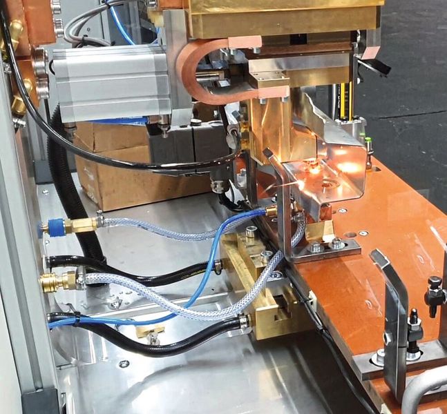 Beim Buckelschweißen pressgehärteter Stähle kommt es vor Allem auf kurze Schweißzeiten und eine hohe Stromdichte an. (Bild: Gratzsch)