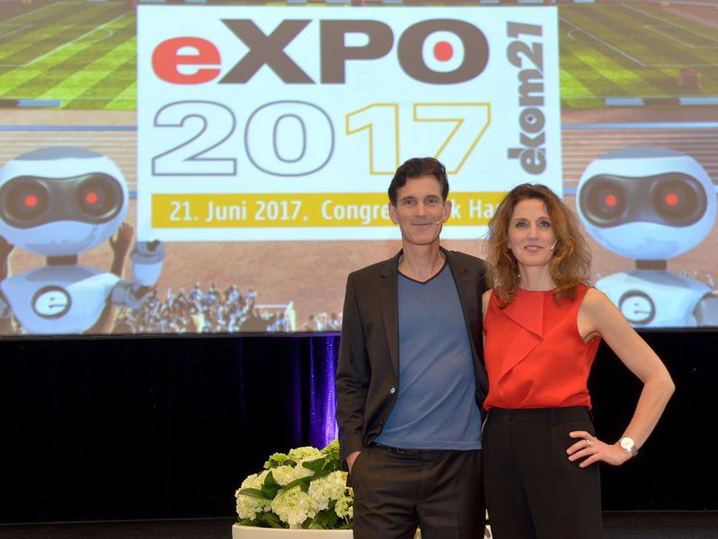 Die Keynote der Querdenker und Bestseller-Autoren „Förster & Kreuz“ erntete viel Applaus (ekom21)