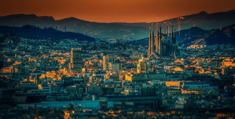 Barcelona hat rund 500 km Glasfaser installiert, dazu Sensoren, die die Belegung von Parkplätzen innerhalb der Stadtgrenze erfassen. Auf dierse Weise lassen sich bedarfsgerechte Tarife quasi in Echtzeit berechnen. In Parks installierte Sensoren verhindern, dass Sprinkleranlagen auch bei Regen laufen. Sensoren an Lichtmasten messen Temperatur, Schallpegel, Verschmutzung und den Fußgängerverkehr. Vernetzte Straßenlaternen nutzen Bewegungsmelder, um den Energieverbrauch in Schwachlastzeiten zu senken. Dort sind auch die Router für das kostenlose Wi-Fi installiert. Smarte Mülltonnen signalisieren, wenn sie geleert werden müssen.  (gemeinfrei)