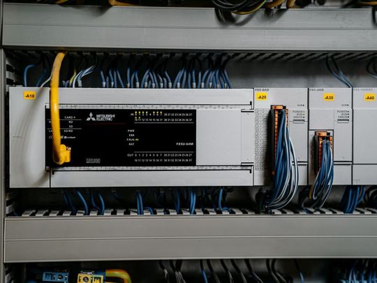 Hardware von Mitsubishi Electric ist über Generationen hinweg abwärtskompatibel. Das gilt auch für die Kompaktsteuerung Melsec FX5U-64MR/DS, mit der die Tramwaschanlage gesteuert wird.(Bild:  Mitsubishi Electric)