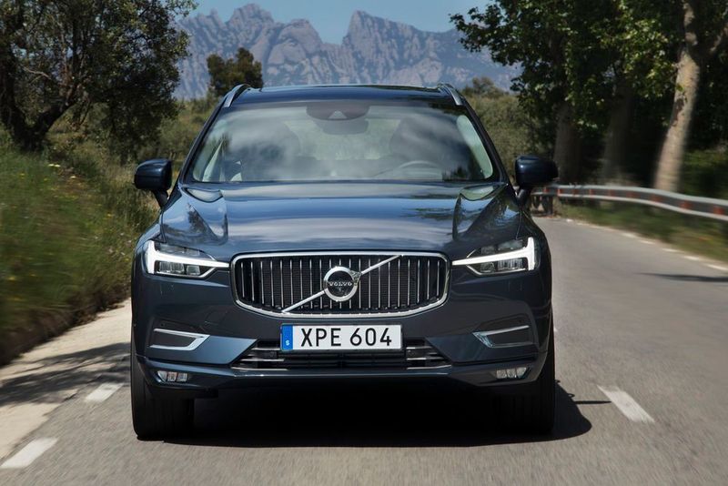 Der Kühlergrill hat vertikale Streben in hochglänzendem Schwarz und einen Chromrahmen. (Volvo)