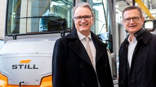 Thomas Fischer, Geschäftsführer von Still, (r.) führte Andreas Rieckhof, Staatsrat für Wirtschaft, Verkehr und Innovation, durch das Still-Werk in Hamburg Billbrook. (Still)