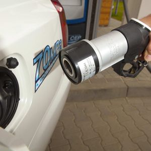 Brennstoffzellenfahrzeug im Test: Europäische Politiker testen umweltfreundliche Technologie