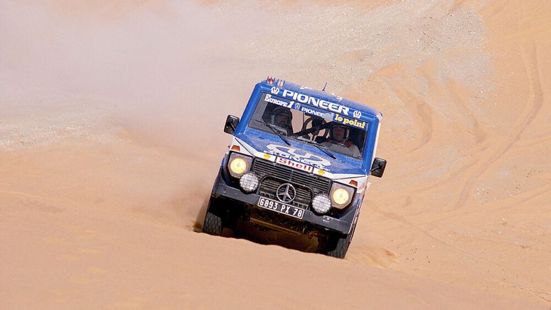 Vor 40 Jahren triumphiert Mercedes-Benz bei der härtesten Rallye der Welt: Rennfahrer Jacky Ickx und sein Beifahrer, der Schauspieler Claude Brasseur, gewinnen mit dem Mercedes-Benz 280 GE die Rallye Paris – Dakar 1983. (Bild: Mercedes-Benz)