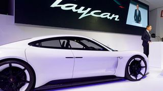 Beim Festakt zu 70 Jahren Sportwagenbau bei Porsche verkündet Vorstandsvorsitzender Oliver Blume den Seriennamen des Mission E, er lautet Taycan. (Bild: Porsche)