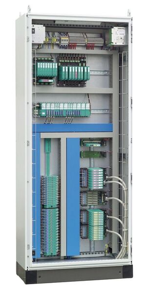 Leitsystemschrank mit Trennbarrieren der K- und H-Serien, Remote I/O LB System und Field Connex Stromversorgungen. (Bild: Pepperl+Fuchs)