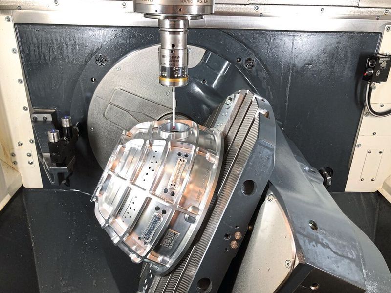 Qualitätssicherung integriert: Nach einzelnen Fertigungsoperationen prüft die Maschine mithilfe der programmierten Messzyklen die Bauteilabmessungen.  (Renishaw GmbH)