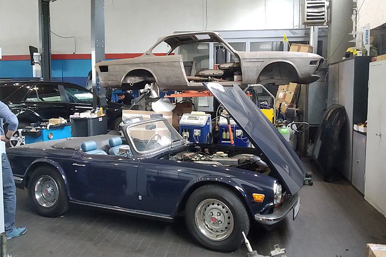 Wie auch die Isetta steht die Karosse des BMW E9 3.0 CSI noch ganz am Anfang der Restauration. Der Triumph TR6 ist hingegen voll fahrbereit. (Schreiner/»kfz-betrieb«)