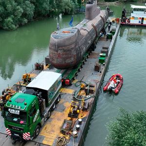 Am 29. April 2023 verließ U17 mit einem Schlepper die Werft in Kiel. Von Kiel aus ging es dann auf einem hochseetauglichen Ponton über den Nord-Ostsee-Kanal, die Elbe und die Nordsee bis nach Holland. U17 wurde dabei vom Schlepper Teddy gezogen. Ab da übernahm das Schubschiff der Van der Wees Groep B.V. und brachte U17 nach Speyer. Vom Rhein bis ins Technik Museum wurde U17 auf einem Scheuerle-InterCombi-Plattformwagen mit 30 Achsen und 240 Rädern transportiert. Zwei Zugmaschinen mit je 680 PS zogen und schoben den Schwertransport im Schritttempo vorwärts.(Bild:  Auto - Technik - Museum e.V.)