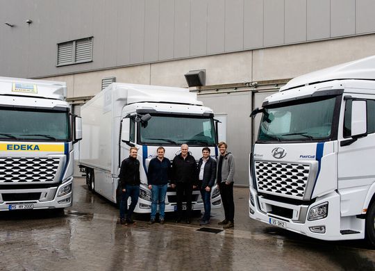 Gleich drei Lieferfahrzeuge mit Wasserstoffantrieb und Kühlsystem konnten Felix, Stephan, Ludgar, Heinrich und Johannes Wüllhorst (von links gesehen) jüngst an Nutzer übergeben. Doch das dürfte erst der Anfang sein.(Bild:  Wüllhorst)