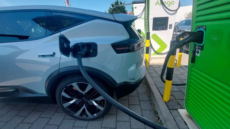 4. Der Verbrauch und das Laden: Im WLTP-Zyklus gemessen beträgt die Reichweite der Topversion des Polestar 3 567 Kilometer. Bei den Testfahrten legte das Modell mit einer Akkuladung aber deutlich weniger Kilometer zurück: Bereits bei der Übergabe des vollgeladenen Polestar 3 vermeldete der Bordcomputer lediglich 360 Kilometer. Diese Reichweite erwies sich dann auch auf einer längeren Autobahnfahrt bei einer Geschwindigkeit zwischen 110 und max. 130 km/h als realistisch. Will man die volle Motorleistung abrufen, dürfte die Reichweite auf unter 300 Kilometer schmelzen. Es stellt sich also durchaus die Frage, ob es sich für etwas mehr Power lohnt, auf Reichweite zu verzichten und hohe Stromkosten in Kauf zu nehmen. Der Verbrauch schwankte stark je nach Fahrweise: In der Stadt lag er bei 21 kWh/100 km, auf der Autobahn schwankte er zwischen 26 und 30 kWh/100 km.  Hat man eine Schnellladesäule angesteuert, lädt die 400-V-Lithium-Ionen-Batterie mit bis zu 250 kW. Volvo gibt die Zeit für die Ladung von 10 auf 80 Prozent mit rund 30 Minuten an. Beim Testladen an einer DC-Säule überschritt die Ladeleistung allerdings nicht die 130 kW.  (Bild: Mauritz – VCG)