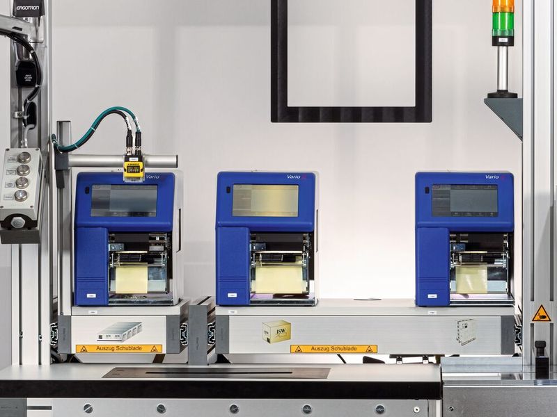 Kameras von Allied Vision und Teledyne Dalsa, Balkenbeleuchtungen von Smart Vision Lights, Objektive von Canon und Tamron, Scanner und ID-Reader von Cognex sowie weiteres Zubehör und Filterkomponenten sind wesentliche Bestandteile des SMAT. (ISW)