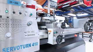 Damit ein restaurierter Motor wieder geschmeidig läuft, müssen etwa seine Ventildurchführungen aufs Hunderstel präzise sein. Das klappt mit der Servoturn 410/1000 von Knuth. (Knuth)