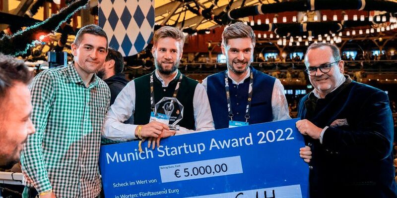 Bei der Award-Verleihung (v.l.): Arno Eggers von Munich Start-up, Oskar Gruber und Valentin Plapp (beide Pixel Robotics) sowie Münchens Wirtschaftsreferent Clemens Baumgärtner.