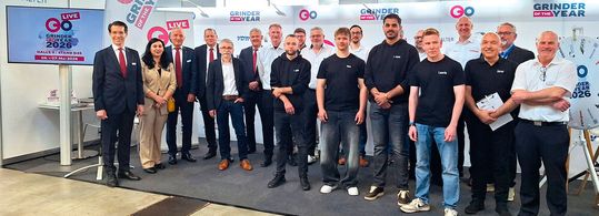 Die Unterstützer, Jury und Finalisten des «Grinder Of The Year» 2026 vor dem Wettbewerb (v. l. n. r.): Dr. Christoph Müller-Mederer (Walter), Evrin Löhn (GDS), Markus Piber (United Machining Solutions), Stephan Nell (United Machining Solutions), Harri Rein (Vomat), Jochen Reiff (Walter), Roland Hörmann (Saint-Gobain Abrasives), Fabio Schoppet (Erstplatzierter), Adrian Rein (Vomat), Thomas Löhn (GDS), Max Bergner (Zweitplatzierter), Florian Schneider (Saint-Gobain Abrasives), Arman Hamidi (Viertplatzierter), Thomas Riehle (Walter), Laurin Mink (Drittplatzierter), Martin Storr (Oelheld), Lütfi Bozkurt (Diamond Tooling Systems), Martin Göbel (VDW) und Wolfgang Rauhut (Walter).(Bild:  KSKOMM GmbH & Co. KG)